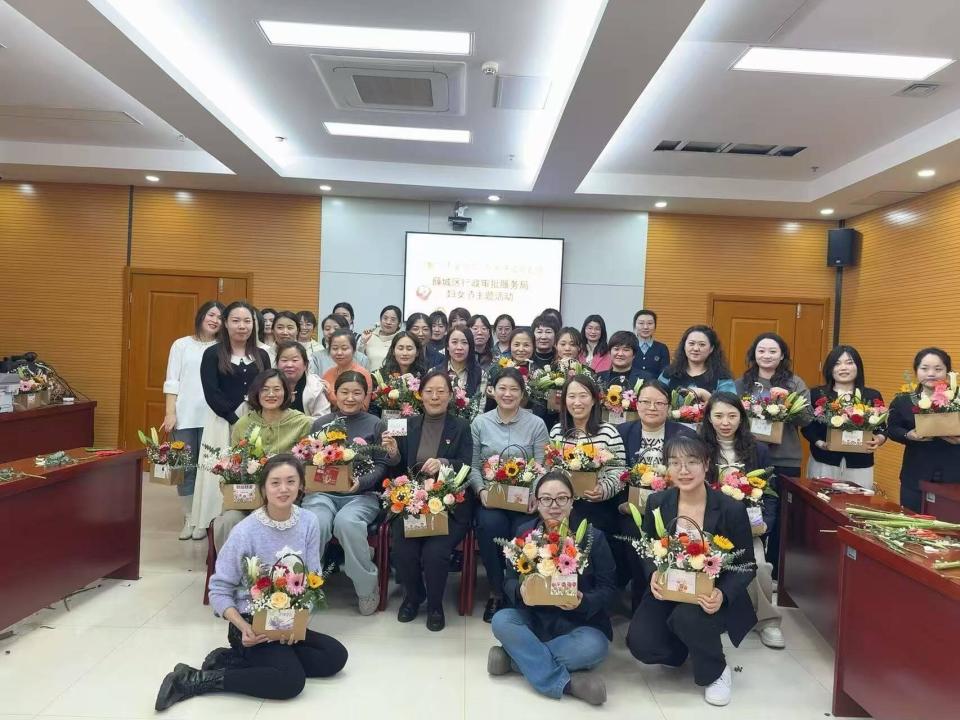花香滿溢展風采，巾幗筑夢綻芳華——薛城區行政審批服務局舉辦三八婦女節主題插花活動